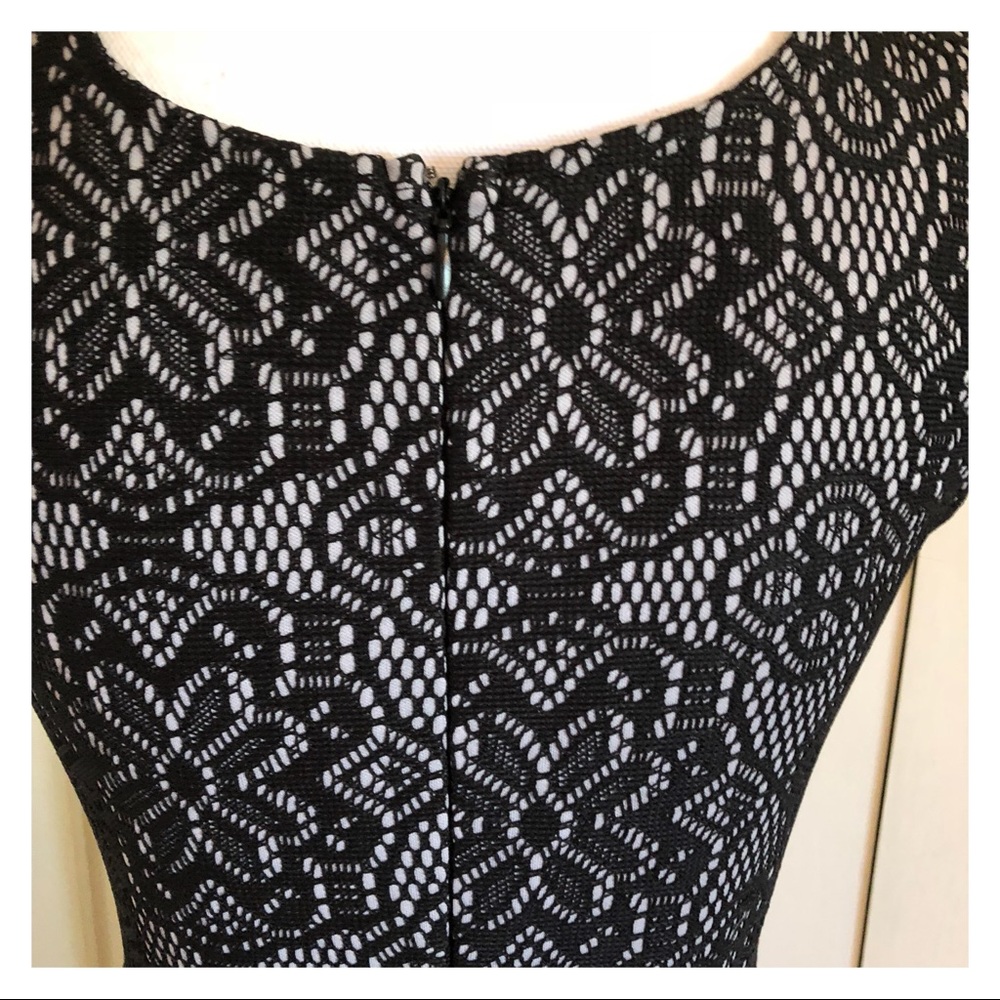 Dress with black lace overlay. - Picture 3 of 4